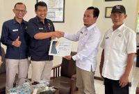 Foto: Pemberian Penghargaan oleh Kepala KPP Pratama Praya kepada Plt.Kadis Pertanian Lotim Lalu Fathul Kasturi
