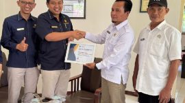 Foto: Pemberian Penghargaan oleh Kepala KPP Pratama Praya kepada Plt.Kadis Pertanian Lotim Lalu Fathul Kasturi