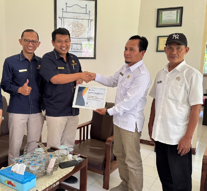 Foto: Pemberian Penghargaan oleh Kepala KPP Pratama Praya kepada Plt.Kadis Pertanian Lotim Lalu Fathul Kasturi