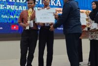 Foto: Siswa MAN 1 Lotim Ardha Barani Shidqin (XI.B), dan Rizky Jihadul Fajri (XI.A) saat menerima Tropi Penghargaan