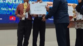 Foto: Siswa MAN 1 Lotim Ardha Barani Shidqin (XI.B), dan Rizky Jihadul Fajri (XI.A) saat menerima Tropi Penghargaan