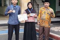 Foto dari kiri ke kanan (Muhammad Riandi Maulana, Witriyani Azzahro, bersama Kepsek MAN 1 Lotim M.Nurul Wathoni.M.Pd