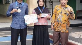 Foto dari kiri ke kanan (Muhammad Riandi Maulana, Witriyani Azzahro, bersama Kepsek MAN 1 Lotim M.Nurul Wathoni.M.Pd