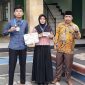 Foto dari kiri ke kanan (Muhammad Riandi Maulana, Witriyani Azzahro, bersama Kepsek MAN 1 Lotim M.Nurul Wathoni.M.Pd