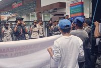 Foto: Massa Front Rakyat Menggugat saat unjuk rasa didepan Kejaksaan Negeri Selong Lotim