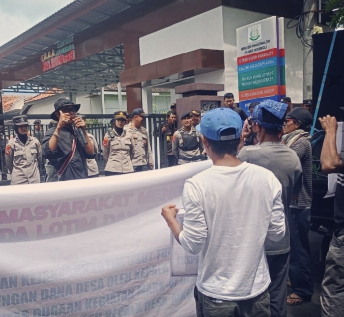 Foto: Massa Front Rakyat Menggugat saat unjuk rasa didepan Kejaksaan Negeri Selong Lotim