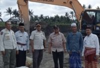 Kepala Bapenda Lotim Muksin,S.KM,.MM, (Paling kanan)