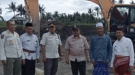 Kepala Bapenda Lotim Muksin,S.KM,.MM, (Paling kanan)