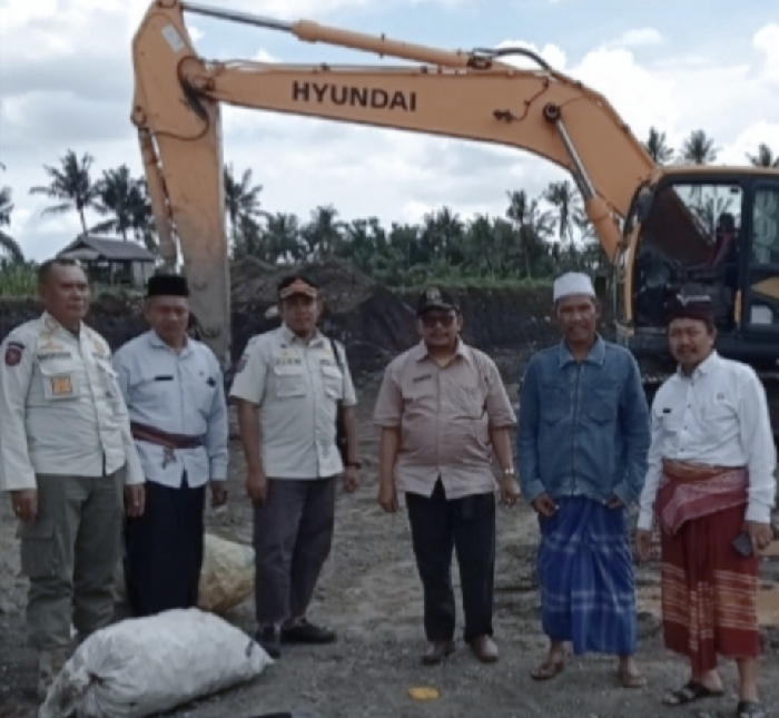 Kepala Bapenda Lotim Muksin,S.KM,.MM, (Paling kanan)