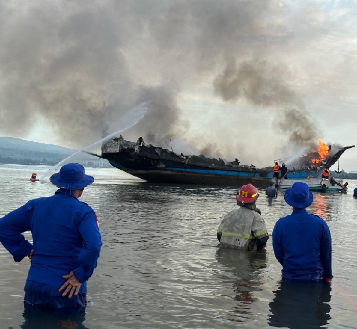Foto istimewa: Kapal Wisata Ludes Terbakar si Jago merah di Labuhan Lombok Kayangan Lombok Timur.