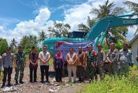 Foto: Jajaran Bapenda Lotim bersama aparat gabungan saat melakukan penutupan Galian C di wilayah Kalijaga Timur, Kecamatan Aikmel. 