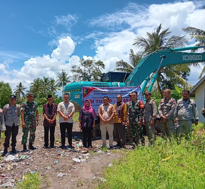 Foto: Jajaran Bapenda Lotim bersama aparat gabungan saat melakukan penutupan Galian C di wilayah Kalijaga Timur, Kecamatan Aikmel. 