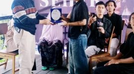 Foto: Wakil Bupati Lombok Timur, Ir.H.Moh.Edwin Hadiwijaya, MM, memberikan Piagam Penghargaan secara Simbolis pada Perwakilan Aktris Film Seher