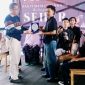 Foto: Wakil Bupati Lombok Timur, Ir.H.Moh.Edwin Hadiwijaya, MM, memberikan Piagam Penghargaan secara Simbolis pada Perwakilan Aktris Film Seher