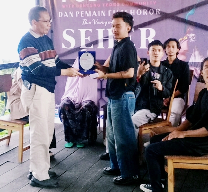 Foto: Wakil Bupati Lombok Timur, Ir.H.Moh.Edwin Hadiwijaya, MM, memberikan Piagam Penghargaan secara Simbolis pada Perwakilan Aktris Film Seher