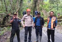Foto: Kalak BPBD, Kadishub, dan OPD Terkait dalam giat pemangkasan pohon jalur Pusuk - Sembalun