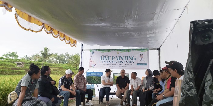 Foto: Diskusi Wakil Bupati Lotim, Ir.H.Moh. Edwin Hadiwijaya, MM, bersama Seniman Seni Rupa dan stage holder terkait.