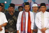 Foto: Ustaz Abdul Somad (tengah) didampingi Bupati dan Wakil Bupati Lotim, Usai mengisi Tabliq Akbar di Mesjid Agung Al Mujahidin Selong Lotim. 