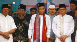 Foto: Ustaz Abdul Somad (tengah) didampingi Bupati dan Wakil Bupati Lotim, Usai mengisi Tabliq Akbar di Mesjid Agung Al Mujahidin Selong Lotim. 