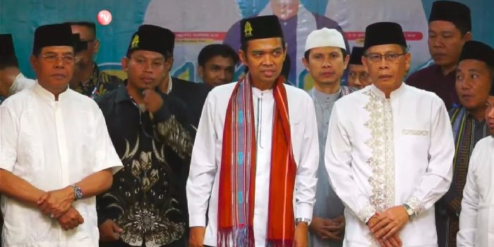Foto: Ustaz Abdul Somad (tengah) didampingi Bupati dan Wakil Bupati Lotim, Usai mengisi Tabliq Akbar di Mesjid Agung Al Mujahidin Selong Lotim. 
