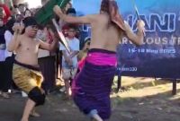 Foto: Kalak BPBD dan Kadis Perindustrian Lotim Pamerkan Budaya Peresean