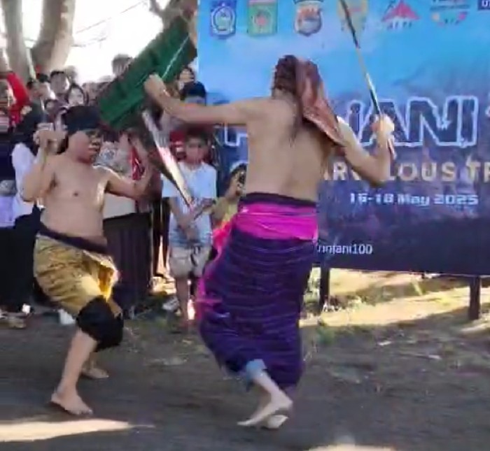 Foto: Kalak BPBD dan Kadis Perindustrian Lotim Pamerkan Budaya Peresean