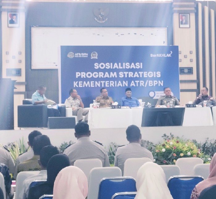 Foto: Komisi II DPR RI Fauzan Khalid, bersama Wakil bupati dan Kanwil ATR/BPN NTB di Ballroom Kantor Bupati Lotim