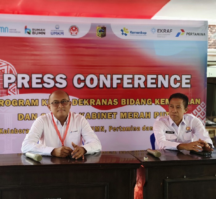 Foto: Vice Presiden CSR dan SMEPP PT.Pertamina (Kiri) dan Asisten Ekonomi dan Pembangunan Pemda Lotim, Ahmad Masfu (Kanan)