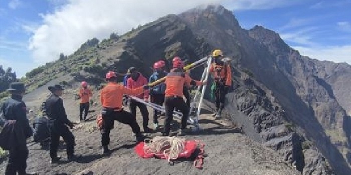 Foto: Tim Gabungan saat melakukan pencairan WNI asal Brazil yang terjatuh di kawasan Gunung Rinjani