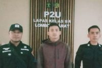 Foto: terpidana Lalu Muhammad Yozar Wilman (tengah) bersama petugas Lapas Lombok Barat