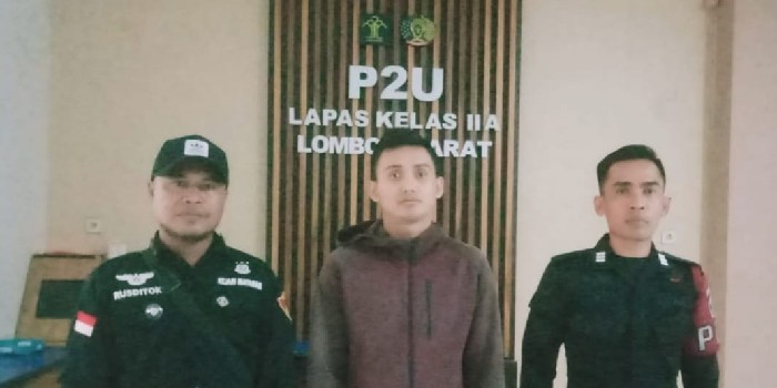 Foto: terpidana Lalu Muhammad Yozar Wilman (tengah) bersama petugas Lapas Lombok Barat