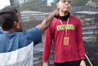 Foto: Tangkapan Video saat petugas jaga, Yazid Mafatihul Madani diancam sopir pengangkut pasir