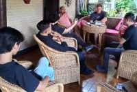 Foto: Turis asal Australia Cary Trend Graetz bersama rombongan berkunjung dikediaman Advocad, I Gusti Putu Ekadana and Associates.