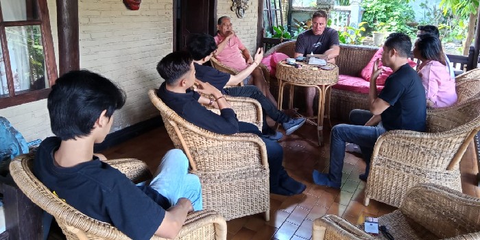 Foto: Turis asal Australia Cary Trend Graetz bersama rombongan berkunjung dikediaman Advocad, I Gusti Putu Ekadana and Associates.
