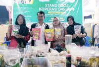 Foto: Kabid Pemberdayaan Usaha Mikro, Hirsan S.AP, bersama para pelaku UMKM