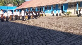 Foto: Apel Ala Sarungan Sambut HUT RI Ke-80 di Ponpes Al-Mukhtariyah Lotim
