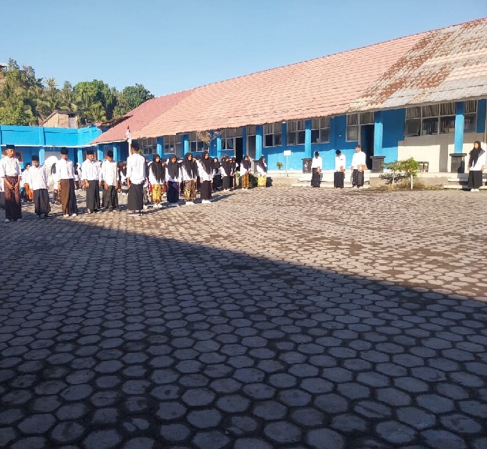 Foto: Apel Ala Sarungan Sambut HUT RI Ke-80 di Ponpes Al-Mukhtariyah Lotim