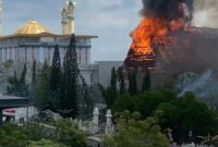 Foto: Gedung DPRD NTB Ludes Terbakar oleh aksi massa.