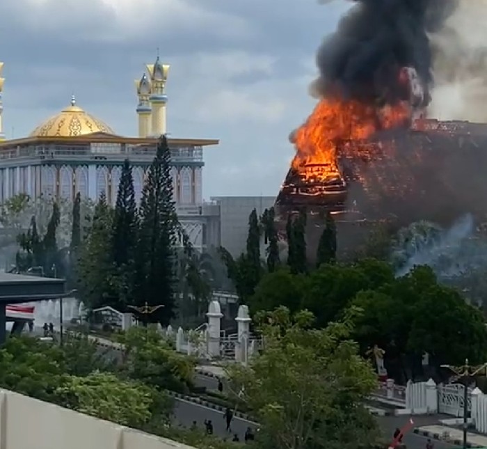 Foto: Gedung DPRD NTB Ludes Terbakar oleh aksi massa.
