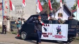 Foto: Orator masa aksi, Ahmad Patoni, saat berunjuk rasa di Desa Rumbuk