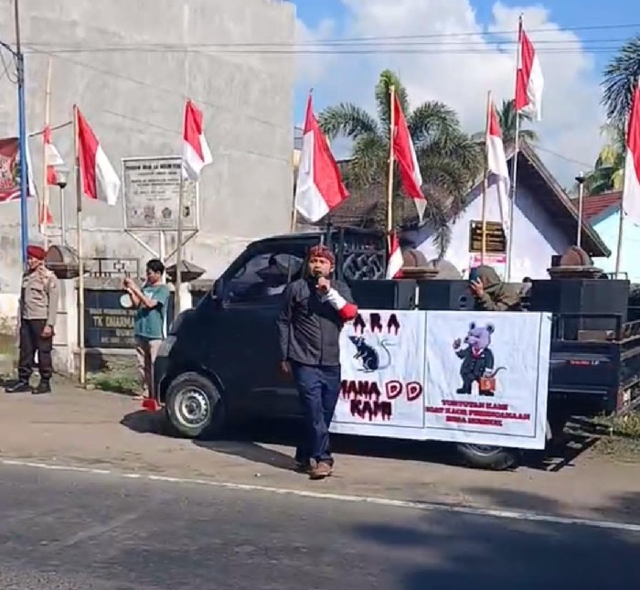 Foto: Orator masa aksi, Ahmad Patoni, saat berunjuk rasa di Desa Rumbuk
