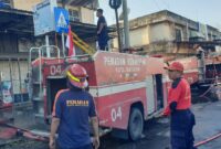 Foto: Tim Damkar Evakuasi Kebakaran di Toko Mebel Aluminium, Sweta Mataram.