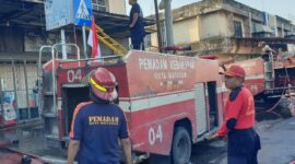 Foto: Tim Damkar Evakuasi Kebakaran di Toko Mebel Aluminium, Sweta Mataram.