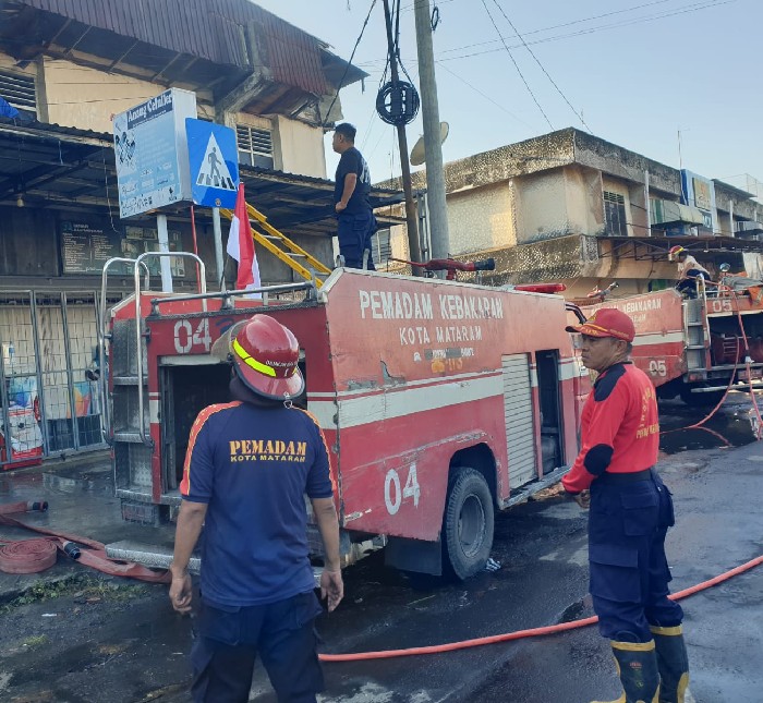 Foto: Tim Damkar Evakuasi Kebakaran di Toko Mebel Aluminium, Sweta Mataram.