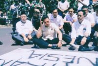 Foto: Bupati Lotim bersama Sekretaris Daerah dengarkan aspirasi massa aksi dengan duduk bersila