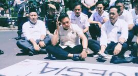 Foto: Bupati Lotim bersama Sekretaris Daerah dengarkan aspirasi massa aksi dengan duduk bersila