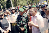 Foto: Wakil Bupati Lombok Timur Ir.H.Moh. Edwin Hadiwijaya.M.M,, ditengah kerumunan massa aksi