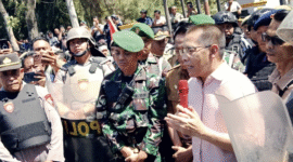 Foto: Wakil Bupati Lombok Timur Ir.H.Moh. Edwin Hadiwijaya.M.M,, ditengah kerumunan massa aksi