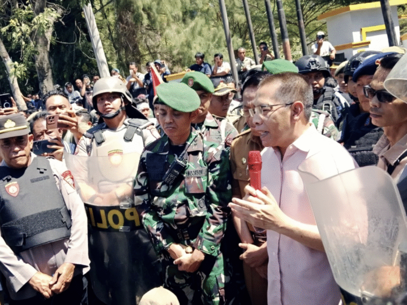 Foto: Wakil Bupati Lombok Timur Ir.H.Moh. Edwin Hadiwijaya.M.M,, ditengah kerumunan massa aksi
