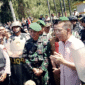 Foto: Wakil Bupati Lombok Timur Ir.H.Moh. Edwin Hadiwijaya.M.M,, ditengah kerumunan massa aksi